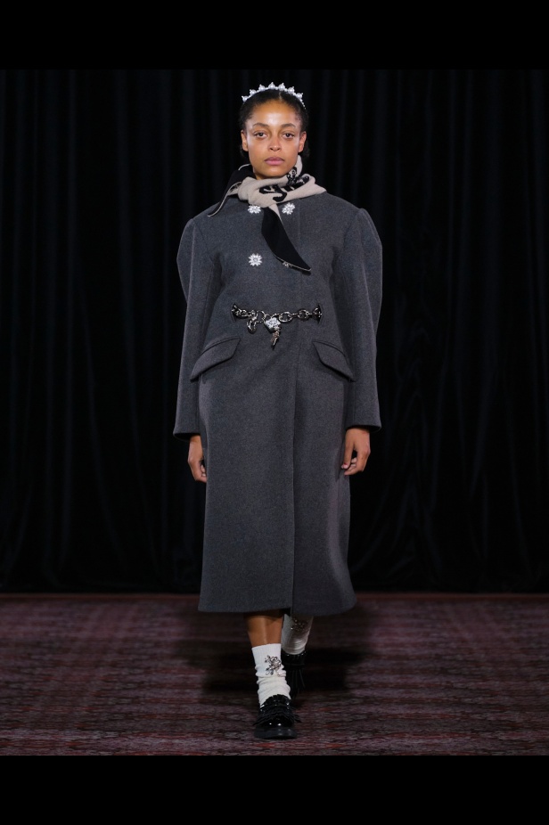 مجموعة سيمون روشا تمزج الرومانسية السوداء والأنوثة البريئة