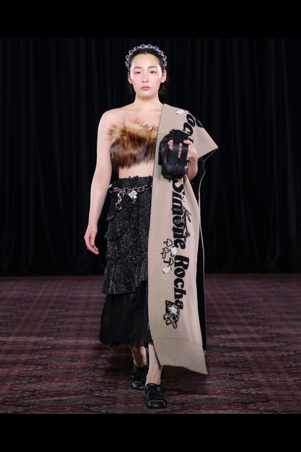 مجموعة سيمون روشا تمزج الرومانسية السوداء والأنوثة البريئة