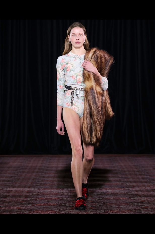 مجموعة سيمون روشا تمزج الرومانسية السوداء والأنوثة البريئة