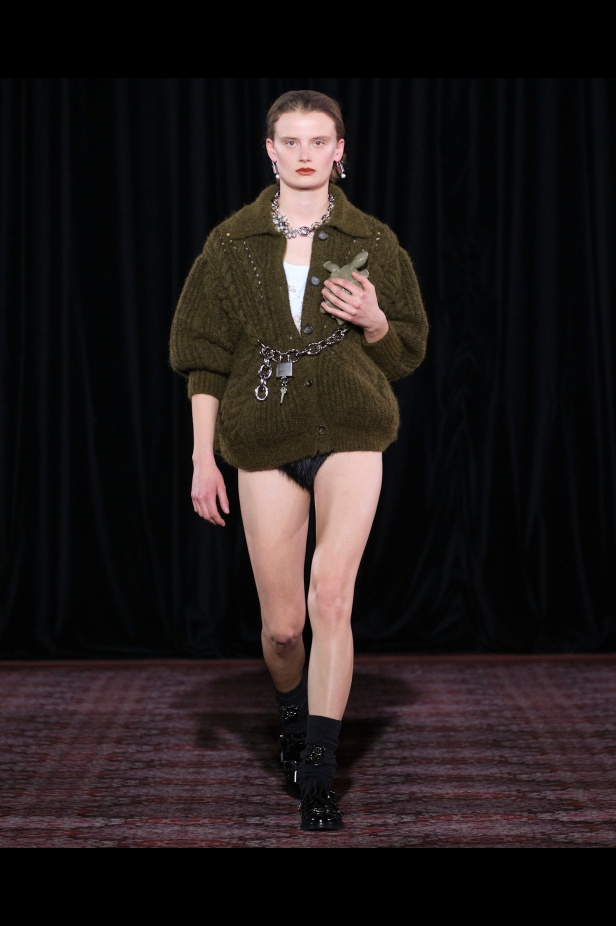 مجموعة سيمون روشا تمزج الرومانسية السوداء والأنوثة البريئة