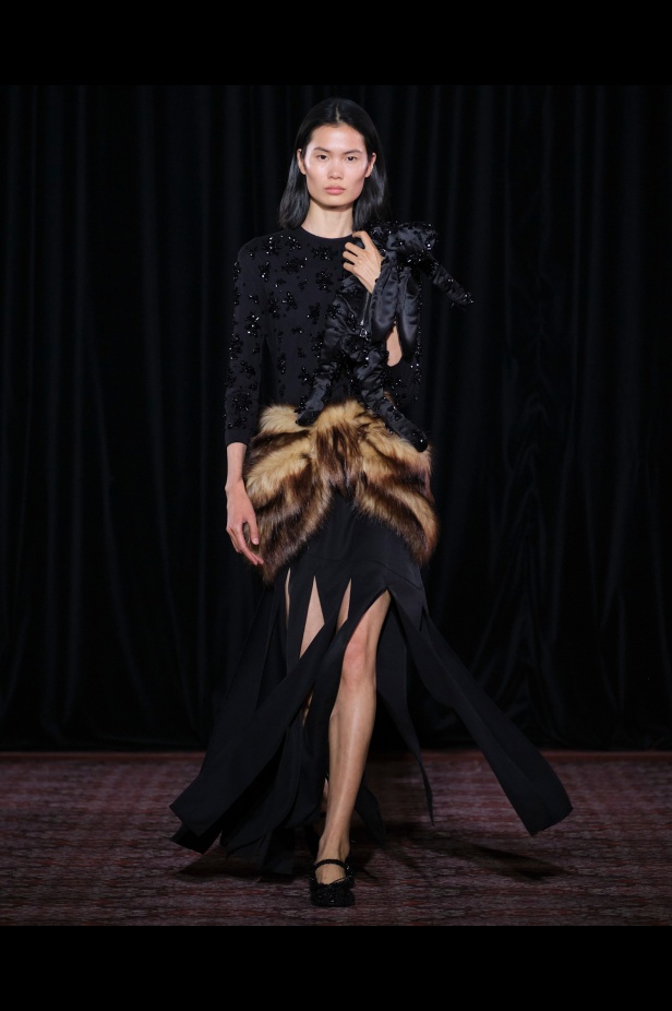 مجموعة سيمون روشا تمزج الرومانسية السوداء والأنوثة البريئة