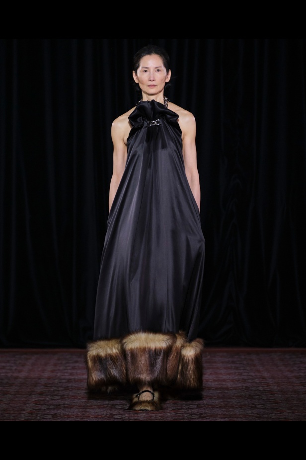 مجموعة سيمون روشا تمزج الرومانسية السوداء والأنوثة البريئة