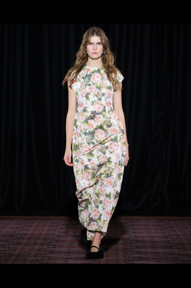 مجموعة سيمون روشا تمزج الرومانسية السوداء والأنوثة البريئة