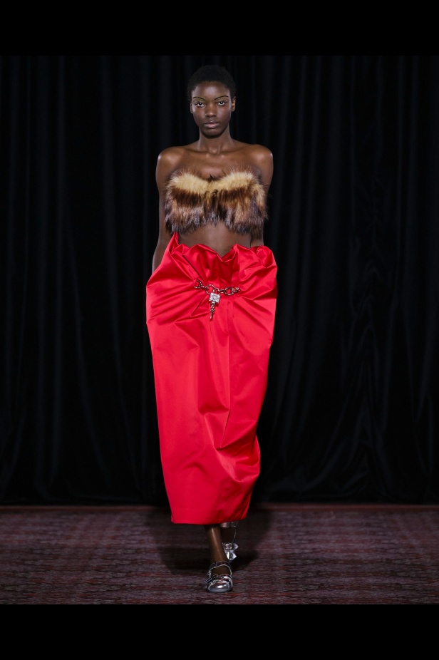 مجموعة سيمون روشا تمزج الرومانسية السوداء والأنوثة البريئة