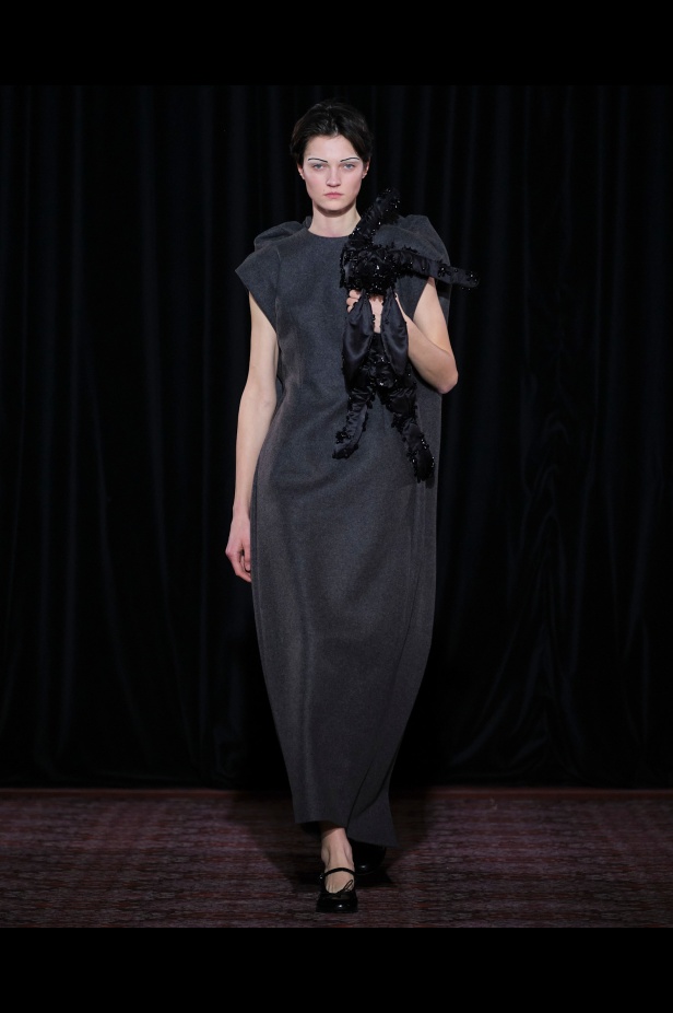 مجموعة سيمون روشا تمزج الرومانسية السوداء والأنوثة البريئة