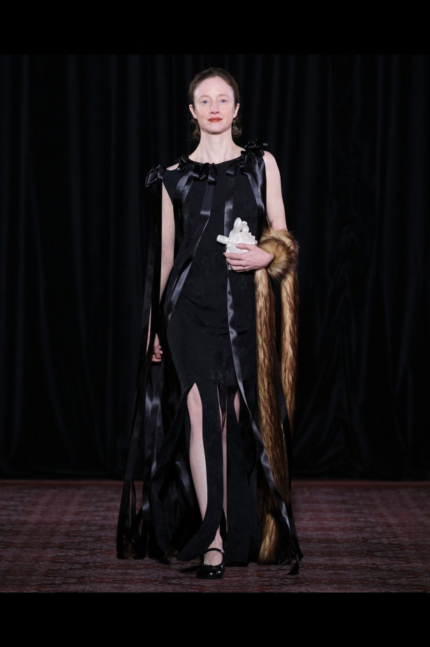 مجموعة سيمون روشا تمزج الرومانسية السوداء والأنوثة البريئة