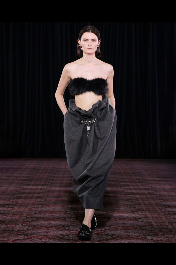 مجموعة سيمون روشا تمزج الرومانسية السوداء والأنوثة البريئة