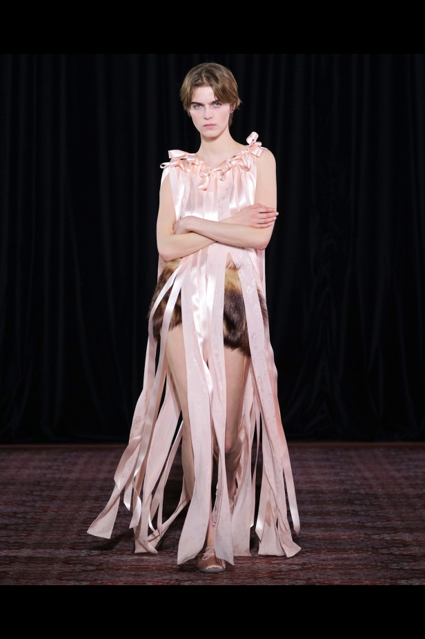 مجموعة سيمون روشا تمزج الرومانسية السوداء والأنوثة البريئة