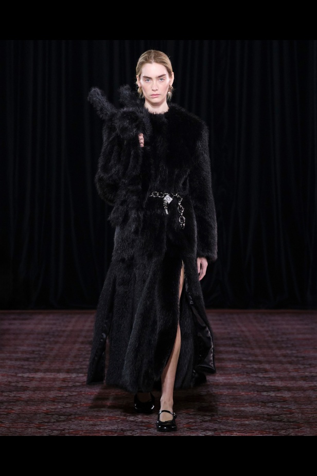 مجموعة سيمون روشا تمزج الرومانسية السوداء والأنوثة البريئة