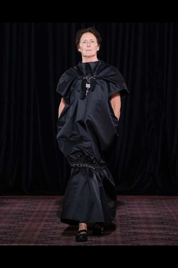 مجموعة سيمون روشا تمزج الرومانسية السوداء والأنوثة البريئة