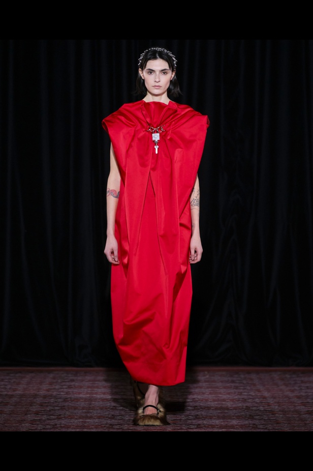 مجموعة سيمون روشا تمزج الرومانسية السوداء والأنوثة البريئة