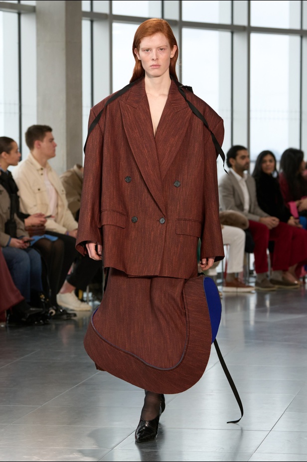 مجموعة Roksanda للملابس الجاهزة لخريف وشتاء 2025