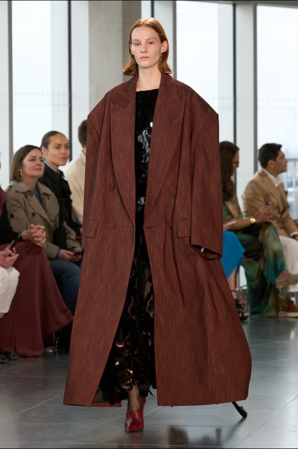 مجموعة Roksanda للملابس الجاهزة لخريف وشتاء 2025