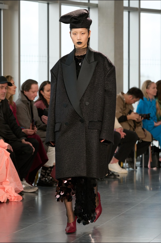 مجموعة Roksanda للملابس الجاهزة لخريف وشتاء 2025