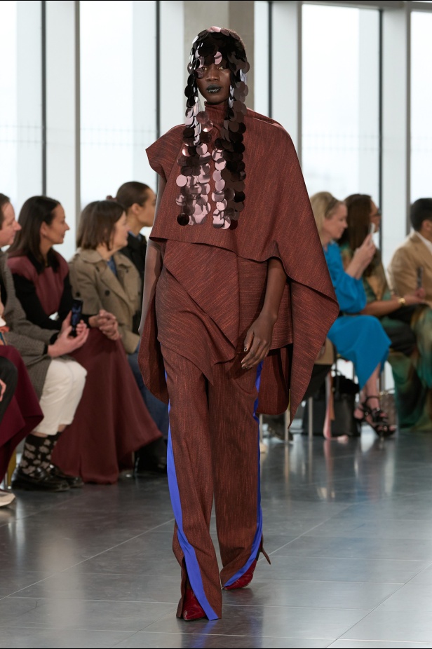 مجموعة Roksanda للملابس الجاهزة لخريف وشتاء 2025