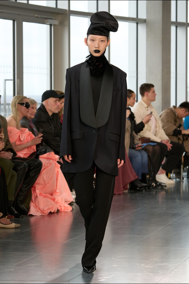 مجموعة Roksanda للملابس الجاهزة لخريف وشتاء 2025