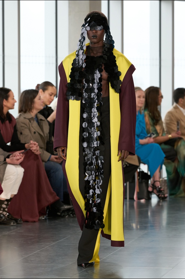 مجموعة Roksanda للملابس الجاهزة لخريف وشتاء 2025