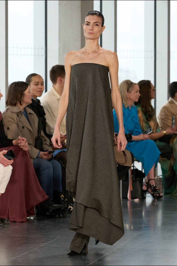 مجموعة Roksanda للملابس الجاهزة لخريف وشتاء 2025