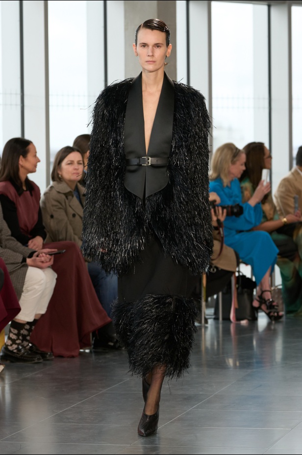 مجموعة Roksanda للملابس الجاهزة لخريف وشتاء 2025