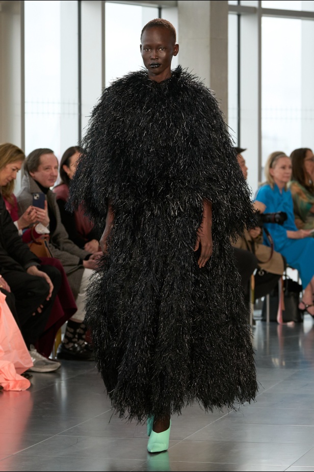 مجموعة Roksanda للملابس الجاهزة لخريف وشتاء 2025