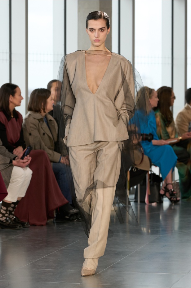 مجموعة Roksanda للملابس الجاهزة لخريف وشتاء 2025