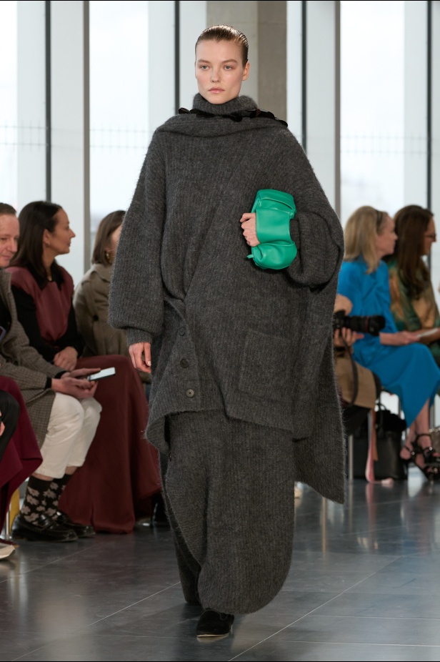 مجموعة Roksanda للملابس الجاهزة لخريف وشتاء 2025