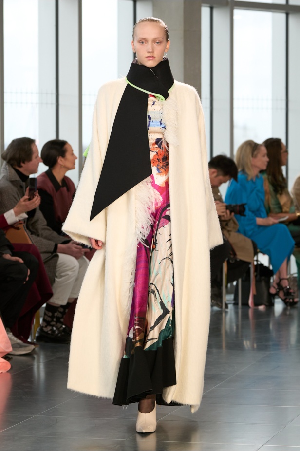 مجموعة Roksanda للملابس الجاهزة لخريف وشتاء 2025