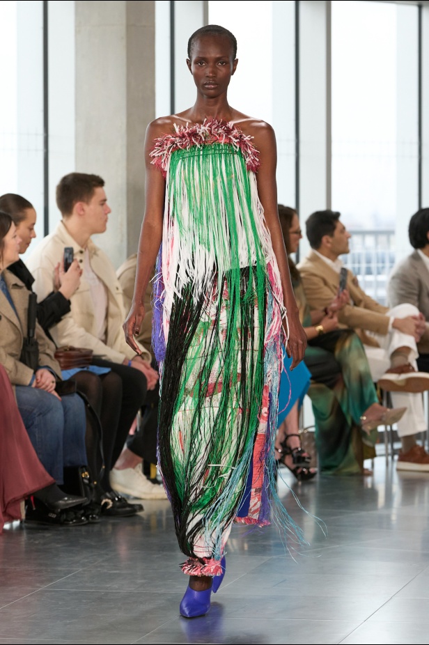 مجموعة Roksanda للملابس الجاهزة لخريف وشتاء 2025