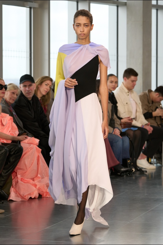 مجموعة Roksanda للملابس الجاهزة لخريف وشتاء 2025