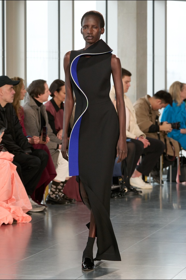 مجموعة Roksanda للملابس الجاهزة لخريف وشتاء 2025