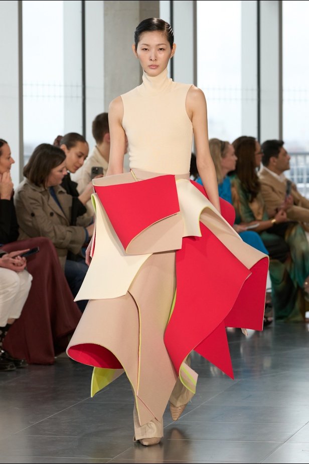 مجموعة Roksanda للملابس الجاهزة لخريف وشتاء 2025