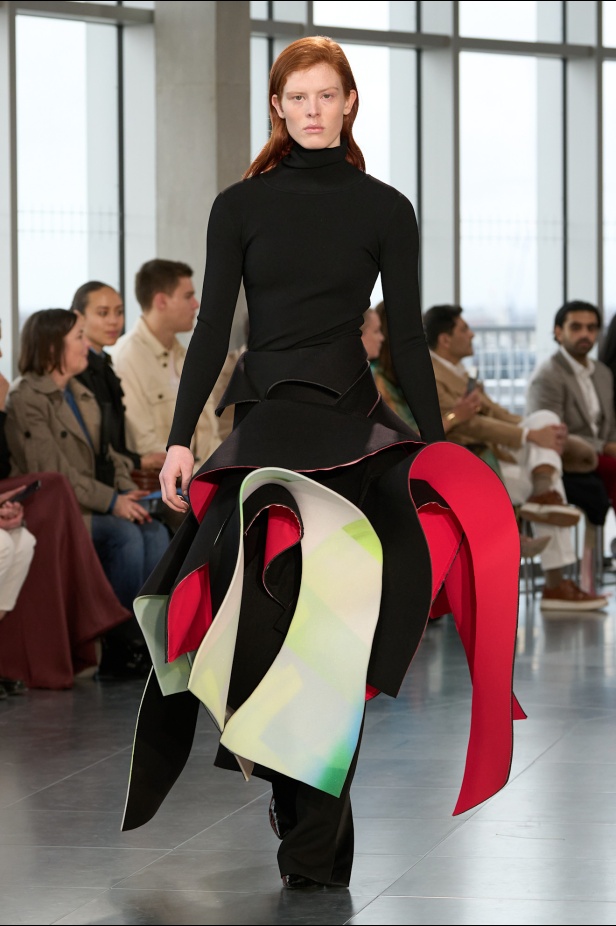 مجموعة Roksanda للملابس الجاهزة لخريف وشتاء 2025