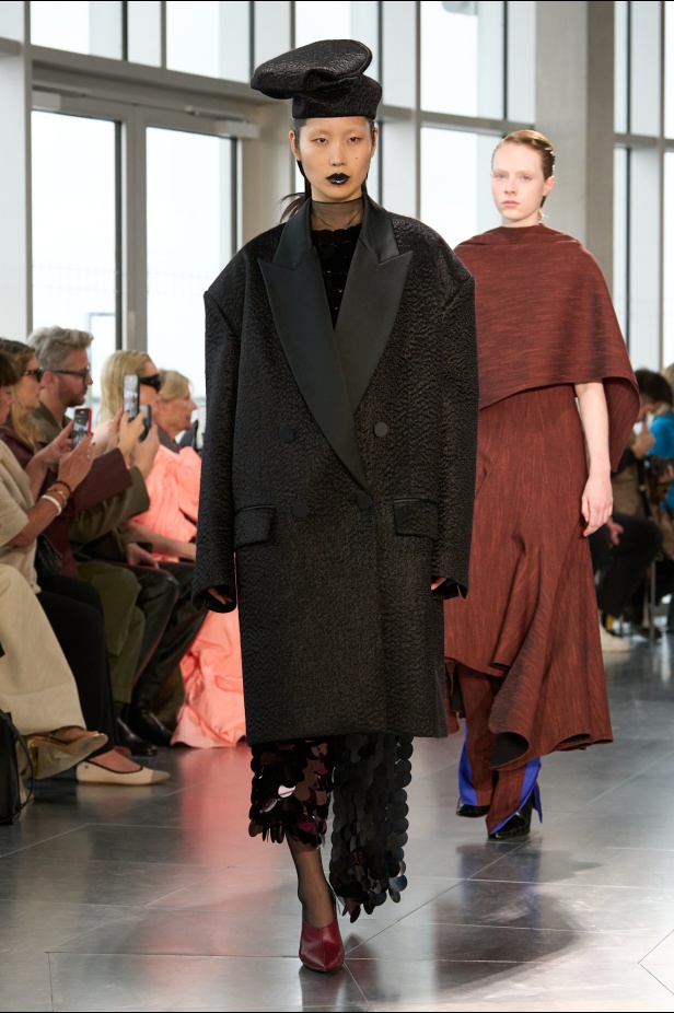 مجموعة Roksanda للملابس الجاهزة لخريف وشتاء 2025