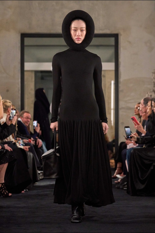 مجموعة Alaïa لموسم خريف وشتاء 2025 تحيي موضة الكروشيه والفرو