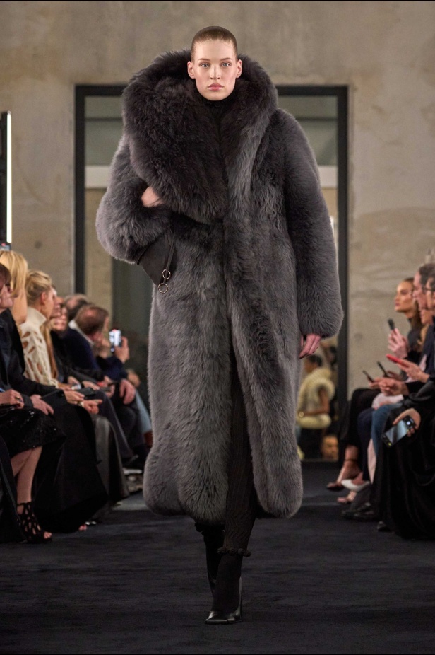 مجموعة Alaïa لموسم خريف وشتاء 2025 تحيي موضة الكروشيه والفرو