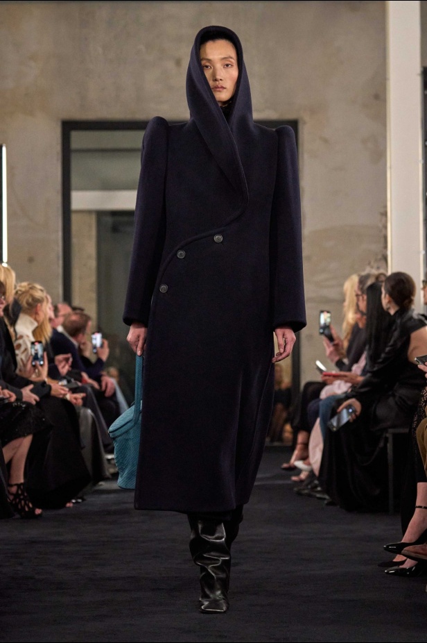 مجموعة Alaïa لموسم خريف وشتاء 2025 تحيي موضة الكروشيه والفرو