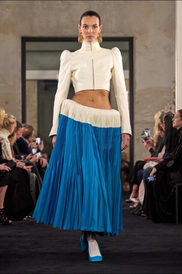 مجموعة Alaïa لموسم خريف وشتاء 2025 تحيي موضة الكروشيه والفرو