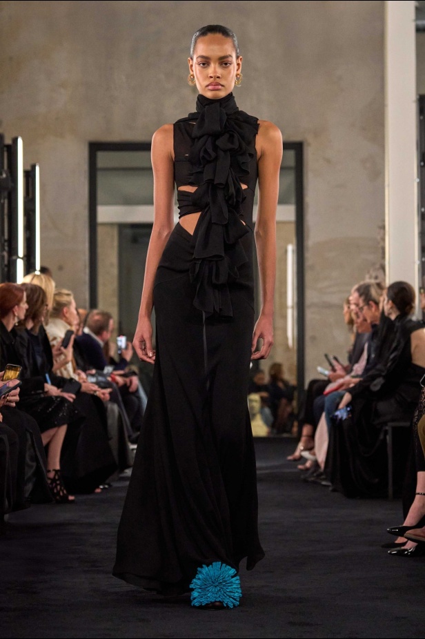 مجموعة Alaïa لموسم خريف وشتاء 2025 تحيي موضة الكروشيه والفرو