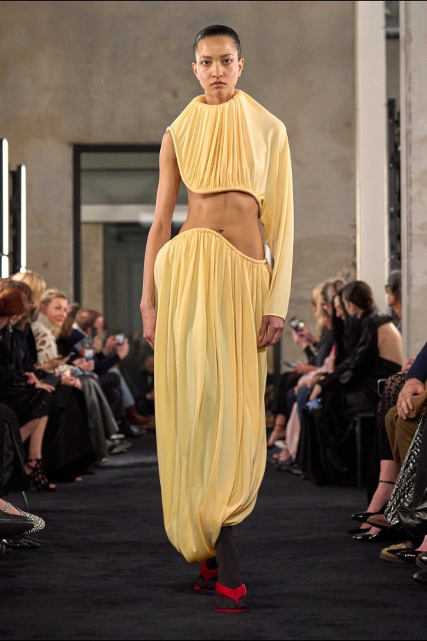 مجموعة Alaïa لموسم خريف وشتاء 2025 تحيي موضة الكروشيه والفرو