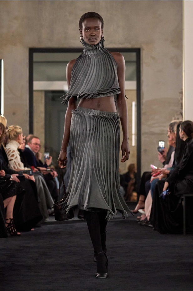 مجموعة Alaïa لموسم خريف وشتاء 2025 تحيي موضة الكروشيه والفرو