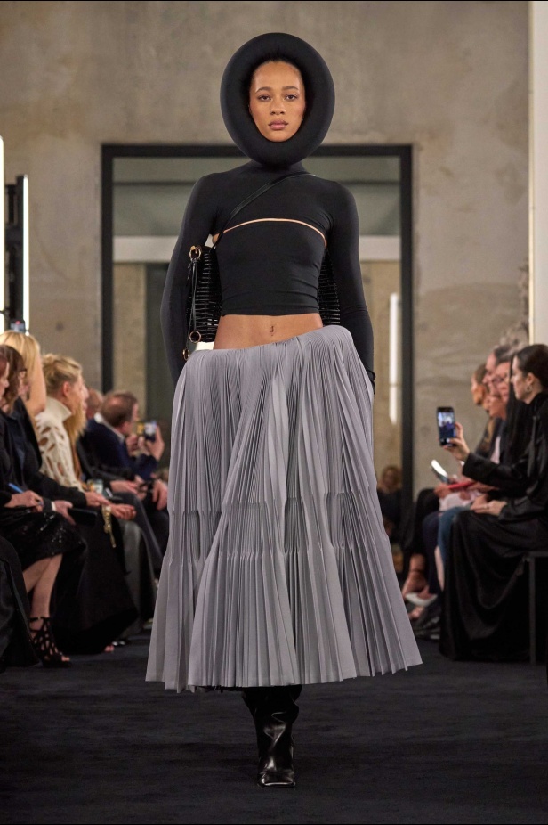 مجموعة Alaïa لموسم خريف وشتاء 2025 تحيي موضة الكروشيه والفرو
