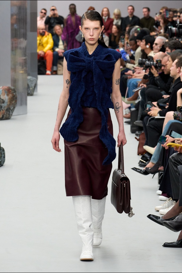 مجموعة Acne Studios لخريف وشتاء 2025 مباشرة من باريس