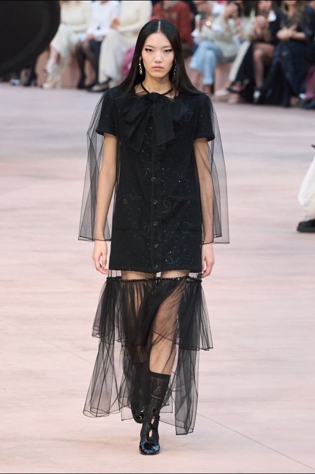 "شانيل" تعيد أيقونات الدار لموسم خريف وشتاء 2025