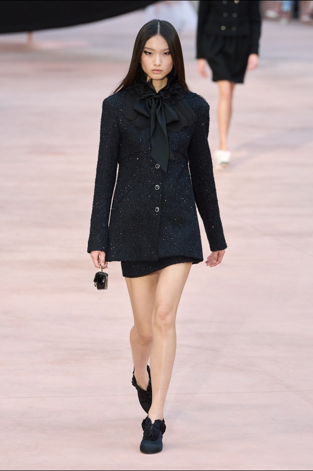 "شانيل" تعيد أيقونات الدار لموسم خريف وشتاء 2025