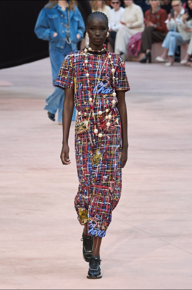 "شانيل" تعيد أيقونات الدار لموسم خريف وشتاء 2025