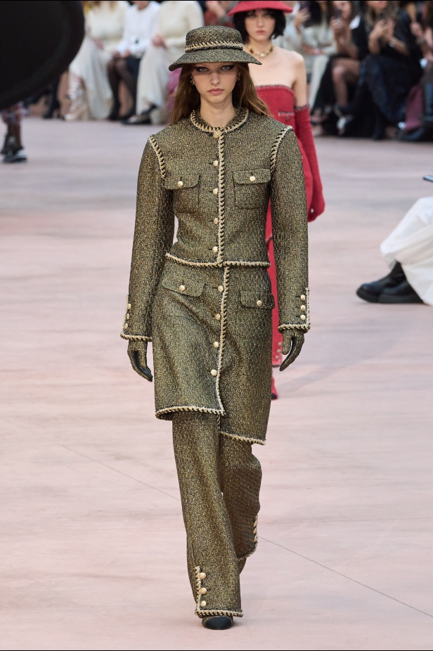 "شانيل" تعيد أيقونات الدار لموسم خريف وشتاء 2025