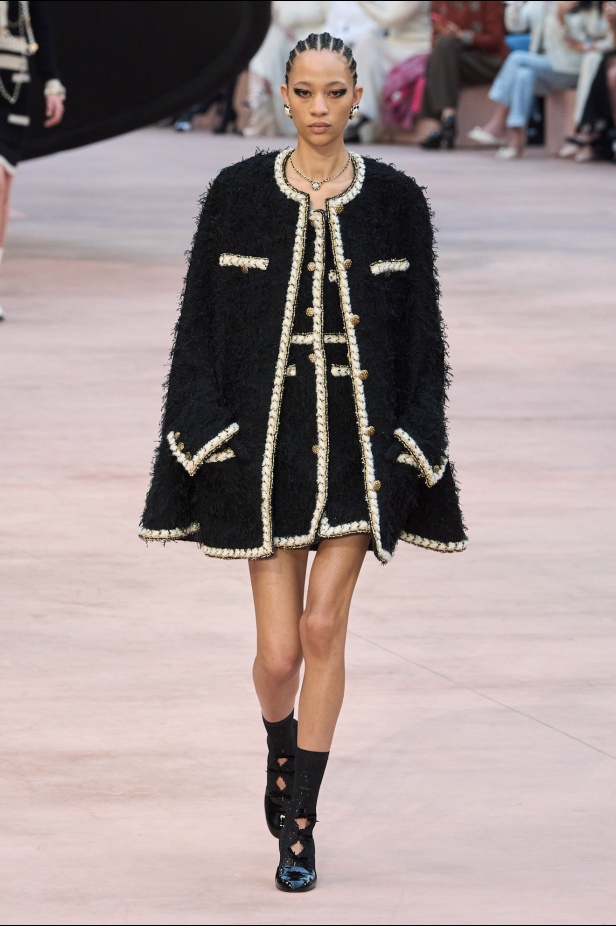 "شانيل" تعيد أيقونات الدار لموسم خريف وشتاء 2025