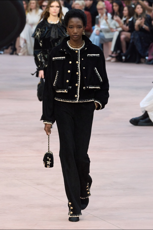 "شانيل" تعيد أيقونات الدار لموسم خريف وشتاء 2025