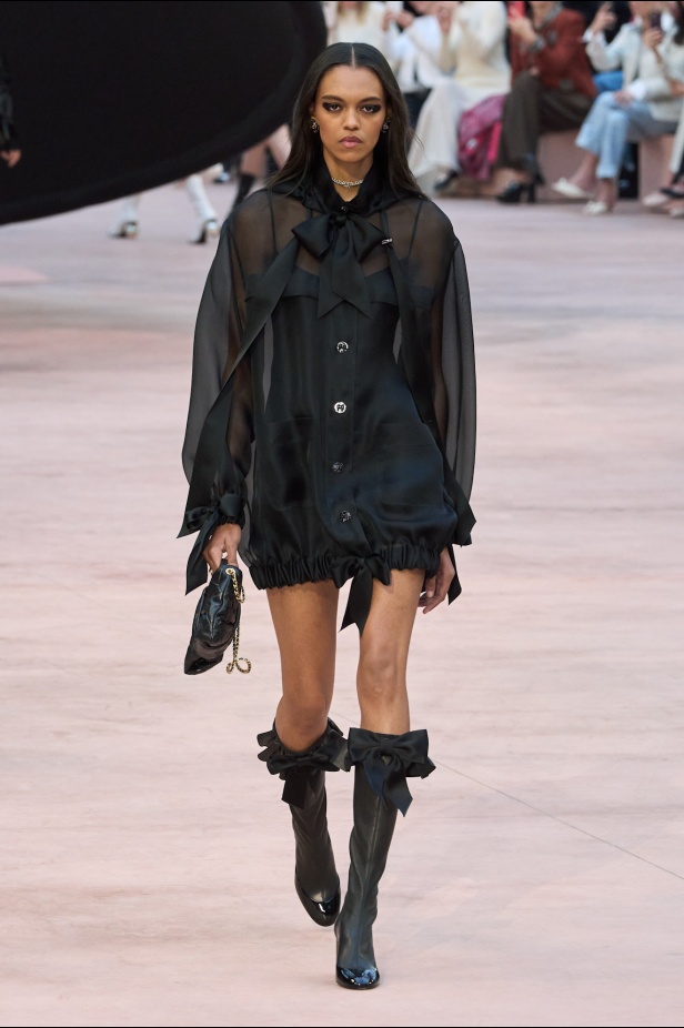 "شانيل" تعيد أيقونات الدار لموسم خريف وشتاء 2025