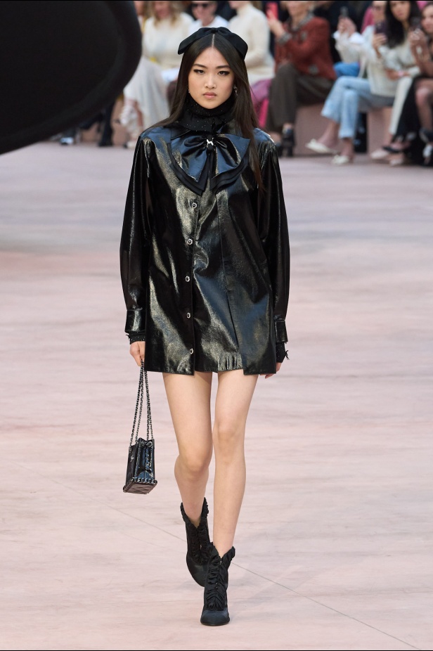 "شانيل" تعيد أيقونات الدار لموسم خريف وشتاء 2025